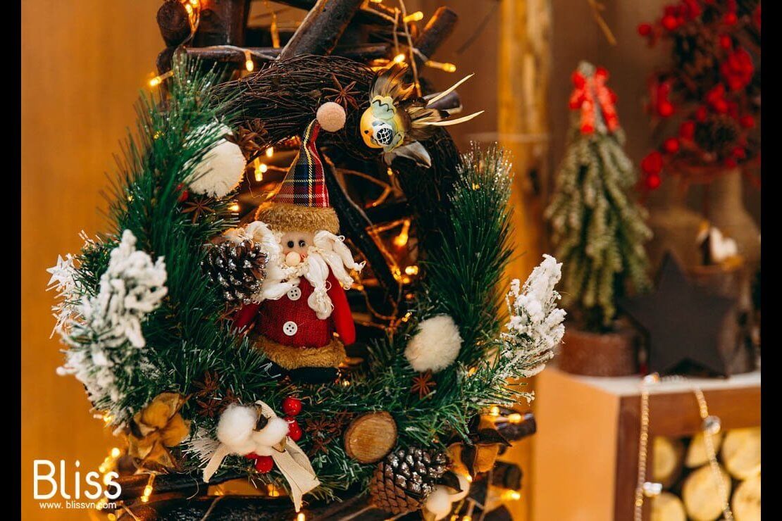 Muốn trang trí Noel mà không cần phải mua một cây thông lớn? Không sao cả! Bạn có thể tạo ra không gian lễ hội đầy màu sắc và tinh thần với những phụ kiện trang trí như quả chuối, quả hạt dẻ, đèn trang trí và nhiều hơn nữa. Hãy để sáng tạo của bạn bay cao và tạo ra một không gian Noel độc đáo chỉ riêng cho gia đình bạn!