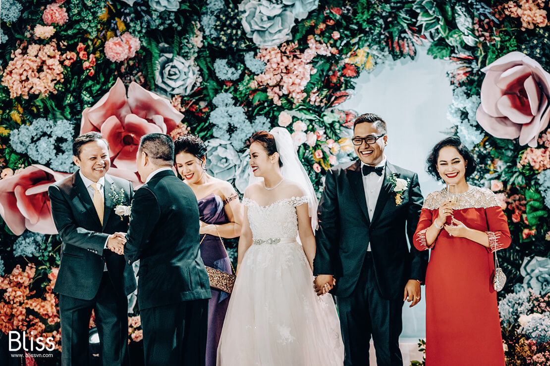 Ngắm nhìn mẫu váy cưới trễ vai gây nghiện – Tu Linh Boutique